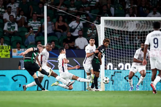 غيوكيريس (يسار) يسدد محرزاً هدفاً لسبورتينغ في مرمى ليل الفرنسي بدوري الأبطال (أ.ف.ب)