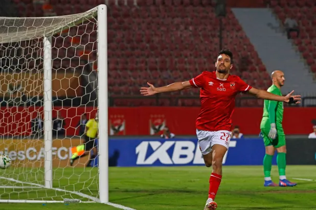 طاهر لاعب الاهلي صنع الهدف الثالث في مباراة الذهاب أمام جورماهيا (ا ف ب)