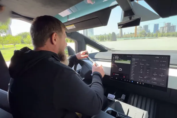 حاكم الشيشان رمضان قديروف يقود سيارة «تسلا» من طراز «سايبرتراك» (لقطة من فيديو)