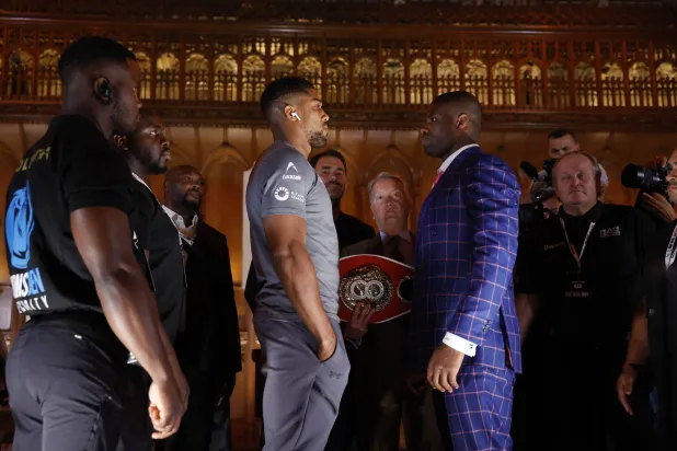 الثنائي البريطاني أنتوني جوشوا ودانييل دوبوا يتأهبان لنزال أسطوري (رويترز)