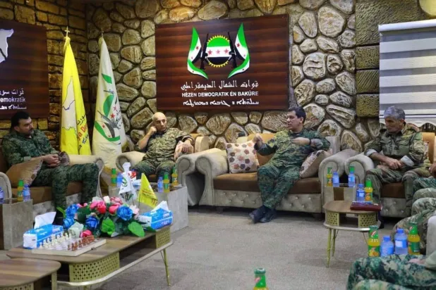 من اجتماع قائد «قسد» مظلوم عبدي مع قادة ومسؤولين من محافظتي حلب وإدلب (الشرق الأوسط)