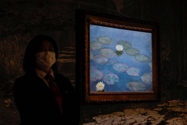  A security personnel stands next to a painting titled "Nympheas" (water lilies) by artist Claude Monet during the inaugural sale at Christie's new Asia Pacific headquarters in Hong Kong, China September 19, 2024. (Reuters)