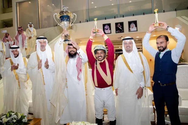نائب أمير مكة خلال تتويج إسطبل النفل بكأس الملك فيصل (نادي سباقات الخيل)
