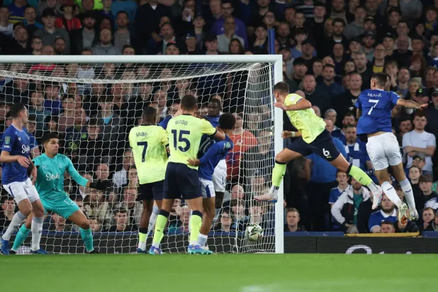 هاروود بيليس (الثاني من اليمين) يسجل هدف التعادل لساوثهامبتون في مرمى إيفرتون بكأس الربطة (رويترز)