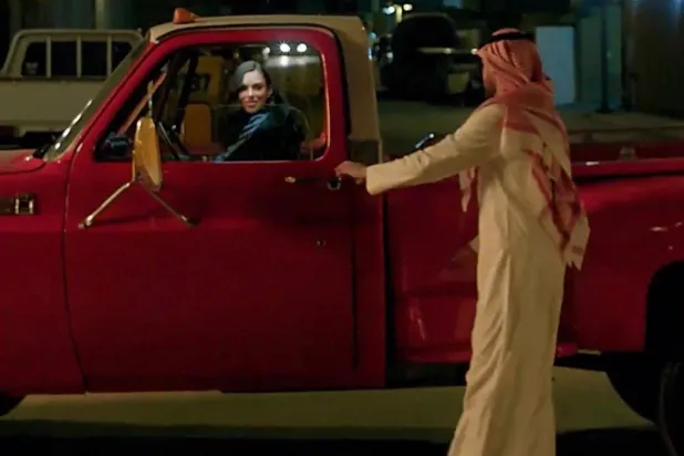 نيمار بالزي السعودي قبل ركوب «الجمس» الأحمر (صورة من فيديوهات متداولة)