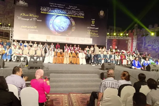 الدكتور انتصار عبد الفتاح مخرج حفل افتتاح المهرجان يقود الفرق (الشرق الأوسط)