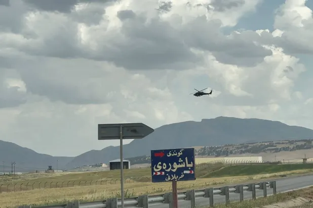مروحية تحلق بالقرب من قاعدة «حرير» في أربيل (أرشيفية - رووداو)