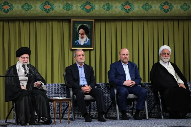 صورة نشرها موقع خامنئي وخلفه الرئيس مسعود بزشكيان ورئيس البرلمان محمد باقر قاليباف ورئيس القضاء غلام حسين محسني إجئي في طهران اليوم