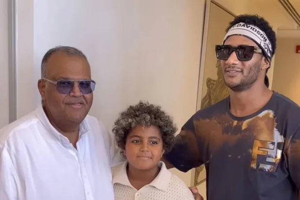 محمد رمضان ونجله علي والفنان الكويتي نبيل شعيل (صفحة محمد رمضان على إنستغرام)