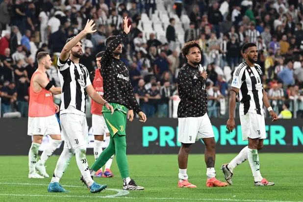 لاعبو اليوفي عقب المباراة (أ.ف.ب)