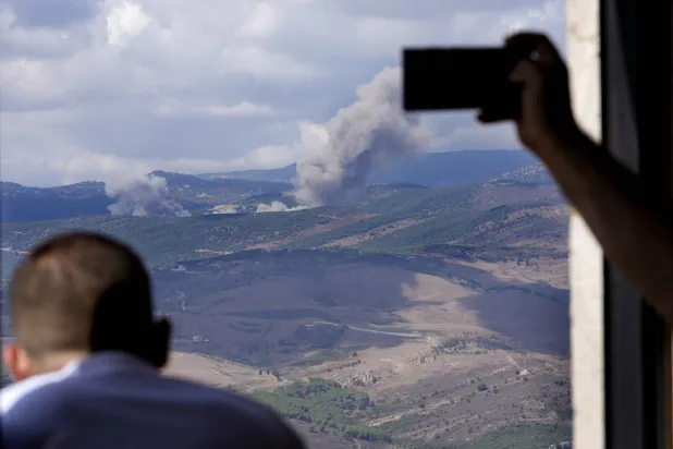 لبنانی‌ها حملات هوایی اسرائیل به جنوب را با تلفن‌های همراه ثبت می‌کنند (AP)