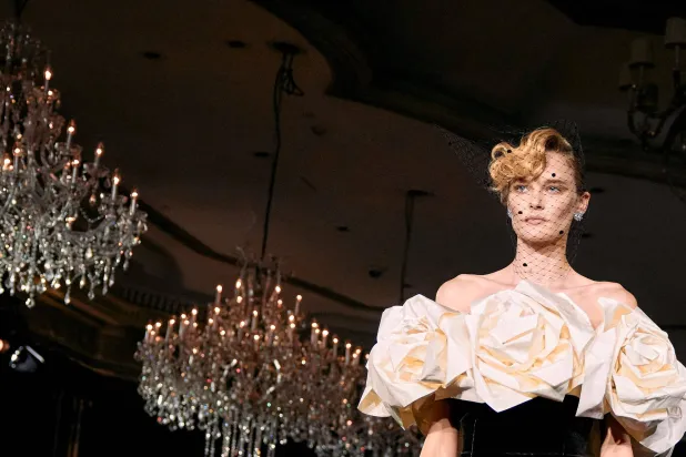 عرض ريتشارد كوين كان مفعماً بالأمل والتفاؤل... وهو ما ترجمه بالورود والألوان الفاتحة (أ.ف.ب)