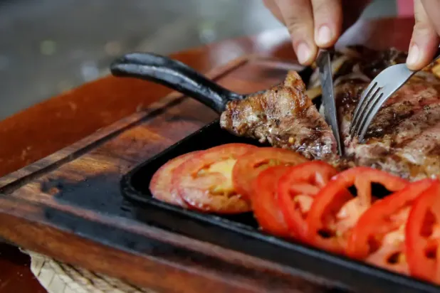 نظام «كيتو» الغذائي قد يساعد في تخفيف الاكتئاب ثنائي القطب (رويترز)