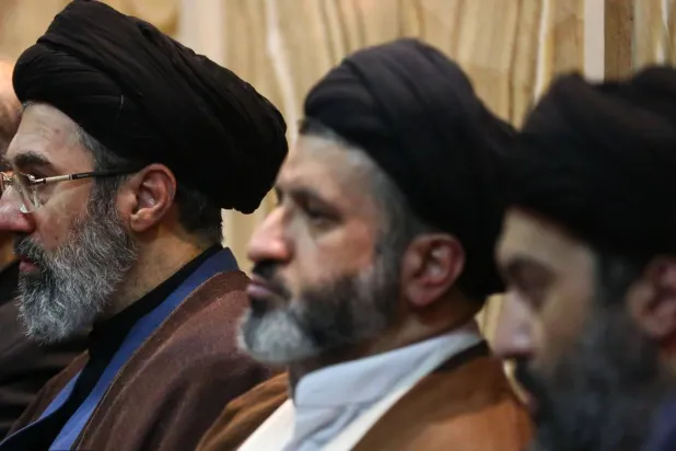 مجتبى خامنئي (يسار) مع شقيقيه مسعود وميثم خلال مراسم دينية (جماران)