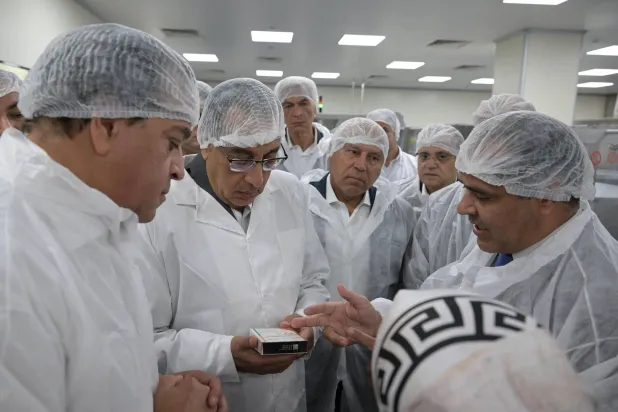 مدبولي برفقة عدد من الوزراء خلال تفقد مصانع الأدوية (مجلس الوزراء المصري)