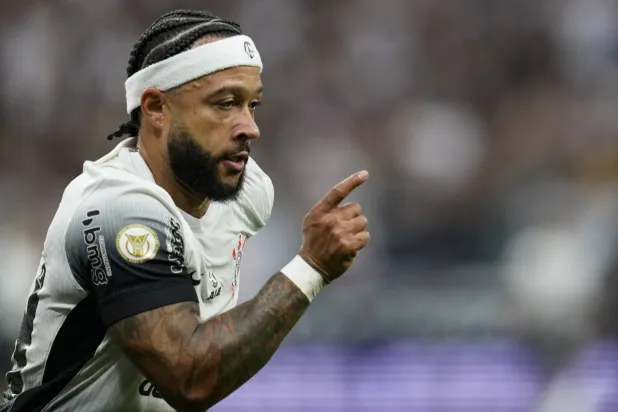 ممفيس ديباي أحد النجوم الأوروبيين المنتقلين للدوري البرازيلي هذا الصيف (أ.ب)