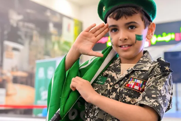 أحد الأطفال يحتفل باليوم الوطني