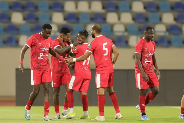 لاعبو العربي يحتفلون بالهدف الأول (تصوير: عدنان مهدلي)