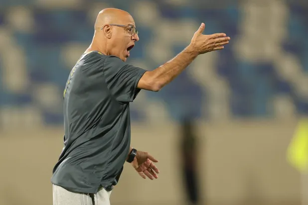 ماهر الشمري مدرب العربي السعودي يوجه لاعبيه (تصوير: عدنان مهدلي)