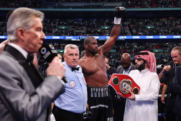 تركي آل الشيخ لدى تتويجه دوبوا بحزام الوزن الثقيل (أ.ف.ب)