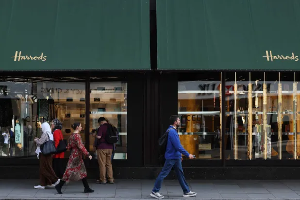 أشخاص يسيرون أمام متجر «هارودز» في لندن (إ.ب.أ)