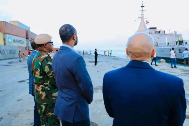 وزير الدفاع عبد القادر محمد نور يشهد عملية تفريغ شحنة السفينة (مديرة مكتب رئيس الوزراء الصومالي - إكس)