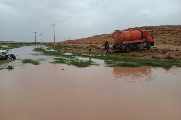 جزء من السيول التي شهدتها منطقة بني وليد شمال غربي ليبيا (الشركة العامة لخدمات النظافة)
