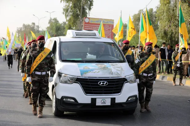 أعضاء في كتائب «حزب الله» في بغداد يوم الأحد خلال تشييع القيادي أبو حيدر الخفاجي الذي قُتل بضربة إسرائيلية في دمشق يوم الجمعة (إ.ب.أ)
