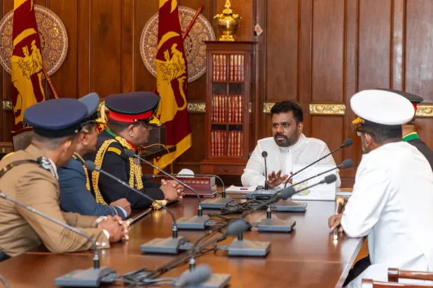 الرئيس السريلانكي الجديد أنورا كومارا ديساناياكا مجتمعاً مع كبار ضباط الجيش والشرطة بعد أدائه اليمين الدستورية في كولومبو الاثنين (إ.ب.أ)