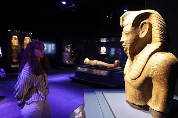 معرض «رمسيس وذهب الفراعنة» جذب الزائرين في الخارج (وزارة السياحة والآثار المصرية)