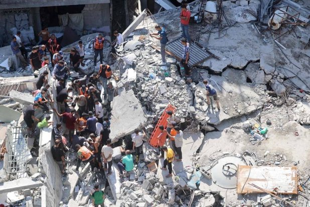 Palestinians search for survivors amid the rubble of a building, which collapsed after Israeli bombardment on a building adjacent to it, in the Sheikh Radwan neighborhood in Gaza City on September 23, 2024, amid the ongoing war between Israel and the Hamas group. (AFP) 