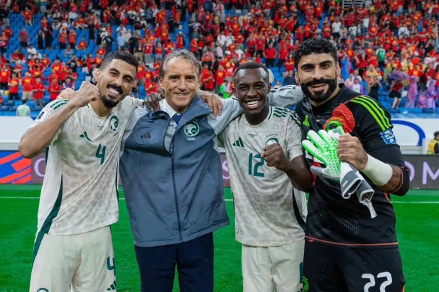 مانشيني يتوسط نجوم المنتخب السعودي عقب تجاوز الصين في التصفيات الآسيوية (الشرق الأوسط)