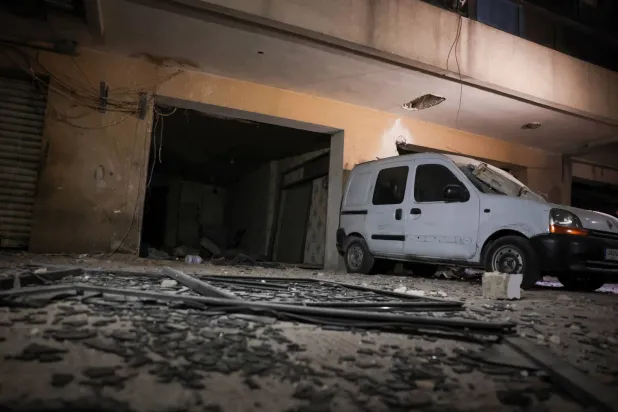 سيارة متضررة في موقع غارة إسرائيلية في الضاحية الجنوبية لبيروت، لبنان، 23 سبتمبر 2024 (رويترز)