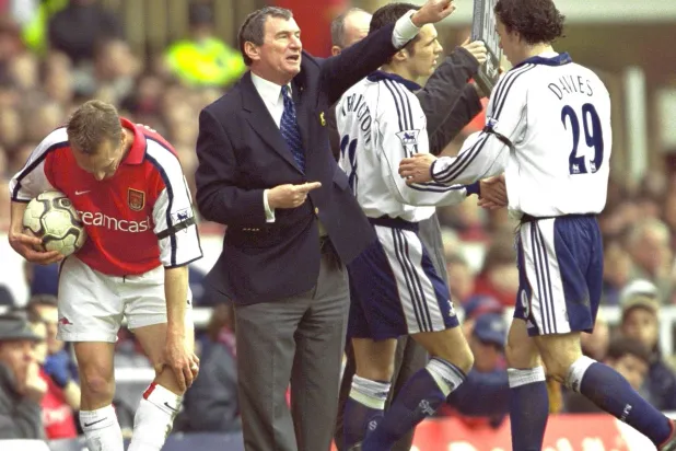 المدير المؤقت لتوتنهام هوتسبير بليت يوجه اللاعبين خلال مباراة ديربي شمال لندن في مارس 2001 ضد أرسنال. (غارديان)