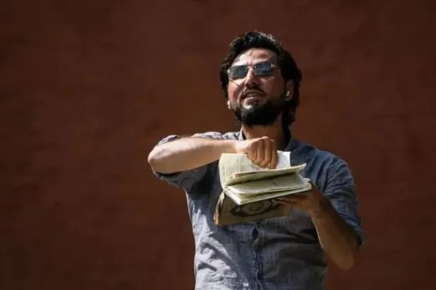 شاب سويدي من أصول عراقية يحرق نسخة من القرآن أمام مسجد في استوكهولم (أ.ف.ب)