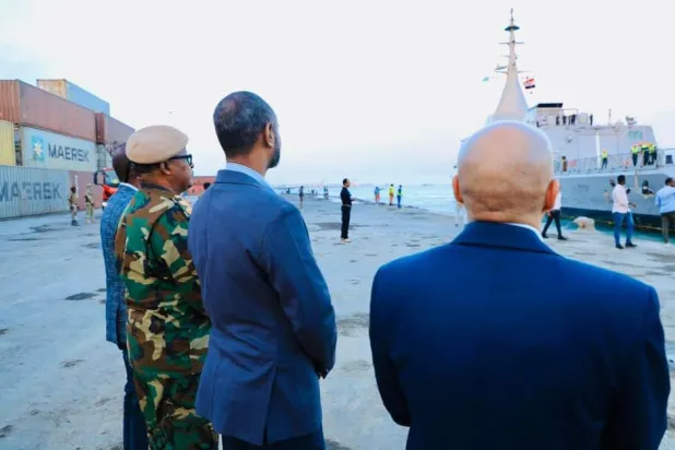 وزير الدفاع  الصومالي عبد القادر محمد نور يشهد عملية تفريغ شحنة السفينة (مديرة مكتب رئيس الوزراء الصومالي - إكس)