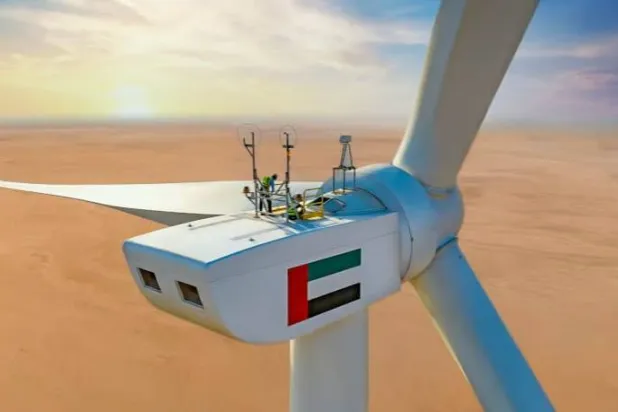 فنيان يوصلان الدائرة الكهربائية للتوربين في الشفرات الذي يولد الطاقة من الرياح (الموقع الإلكتروني لشركة مصدر)