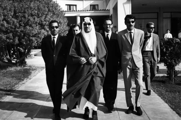 الملك سعود خلال إقامته في أثينا (غيتي)