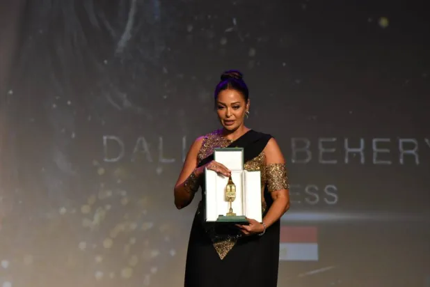 الممثلة المصرية داليا البحيري خلال تكريمها (إدارة مهرجان سلا)