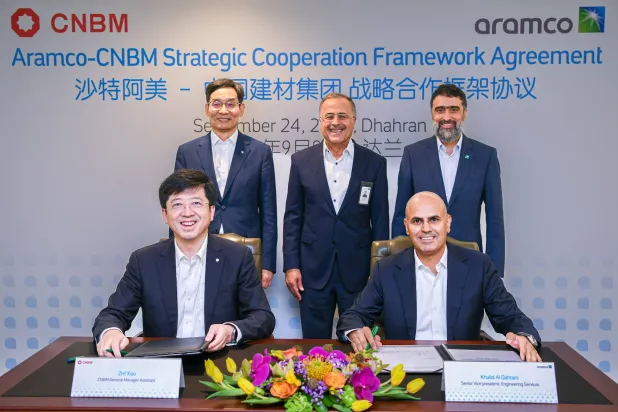 صورة خلال حفل توقيع الاتفاقية تجمع النائب الأعلى للرئيس للخدمات الهندسية في «أرامكو السعودية» خالد القحطاني والمدير العام المساعد في مجموعة «سي إن بي إم» تشي شياو
ومن اليمين وقوفاً: النائب التنفيذي للرئيس للخدمات الفنية «أرامكو» وائل الجعفري ورئيس «أرامكو السعودية» وكبير إدارييها التنفيذيين أمين الناصر ورئيس مجلس إدارة مجموعة «سي إن بي إم» تشو يوشيان (أرامكو)