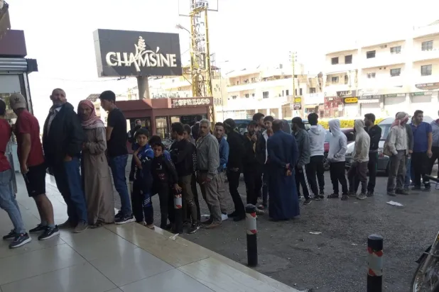لبنانيون وسوريون يصطفون بالطابور أمام أحد أفران الخبز في البقاع (الشرق الأوسط)