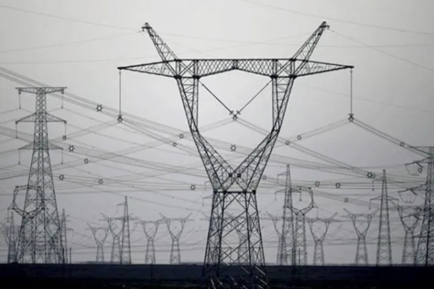 أبراج كهرباء ضغط عالٍ في مصر (رويترز)