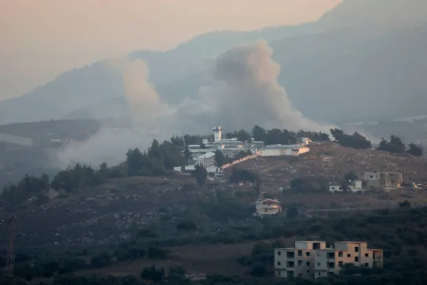 الدخان يتصاعد فوق جنوب لبنان إثر غارات إسرائيلية (رويترز)