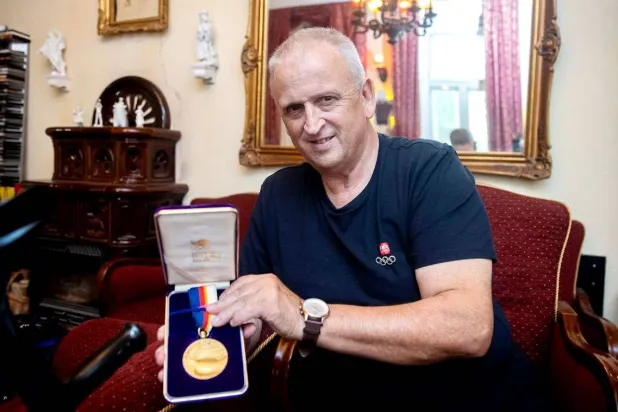 لازلو تشونغرادي بطل المبارزة المجري يستعرض ميداليته الذهبية قبل سرقتها (الشرق الأوسط)