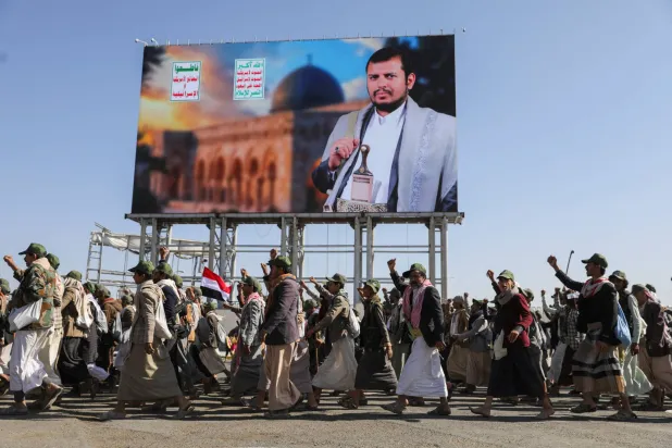 مصادر غربية تقول إن إيران تتوسط في محادثات سرية جارية لنقل صواريخ روسية لجماعة الحوثي (رويترز)