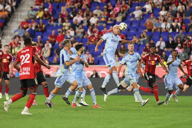 لقطة من مباراة اتلانتا يونايتد ضد نيويورك رد بول في الدوري الاميركي الذي بات مثل يحتذى للرقابة المالية (اب)