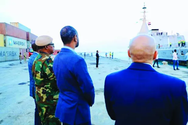 وزير الدفاع الصومالي عبد القادر محمد نور يشهد عملية تفريغ شحنة مساعدات عسكرية مصرية (مديرة مكتب رئيس الوزراء الصومالي - إكس)