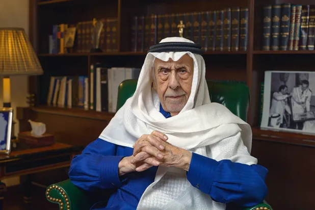 الحجيلان متحدثاً إلى «الشرق الأوسط» عن مذكراته (تصوير: محمد عثمان)