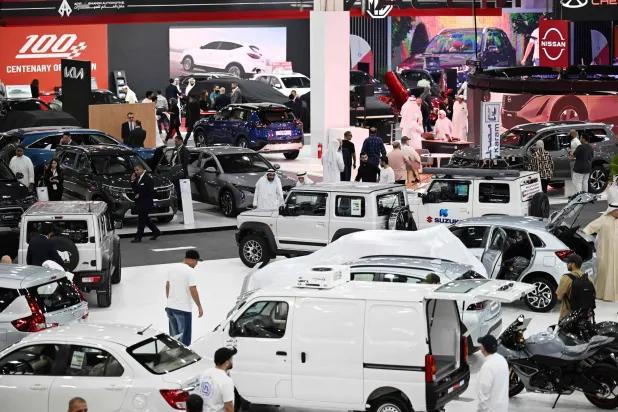 زوار يتجولون في معرض عالم السيارات في مدينة الكويت 23 سبتمبر 2024 (أ.ف.ب)