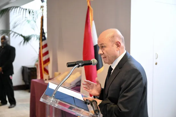 الدكتور رشاد العليمي رئيس مجلس القيادة الرئاسي اليمني خلال كلمته (سبأ)